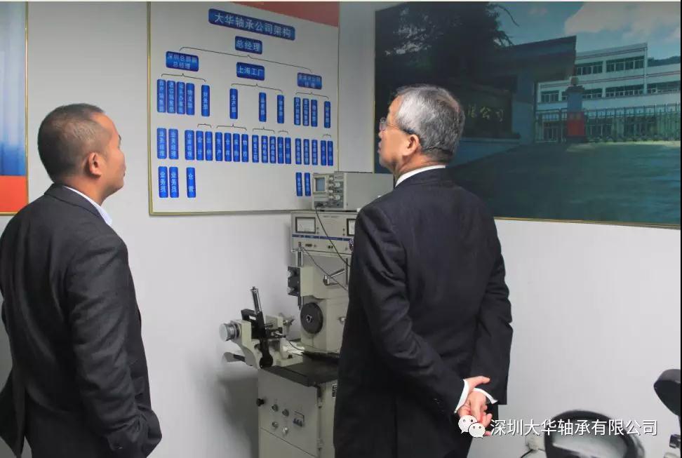 東培董事長在TPI事業部陪同下參觀